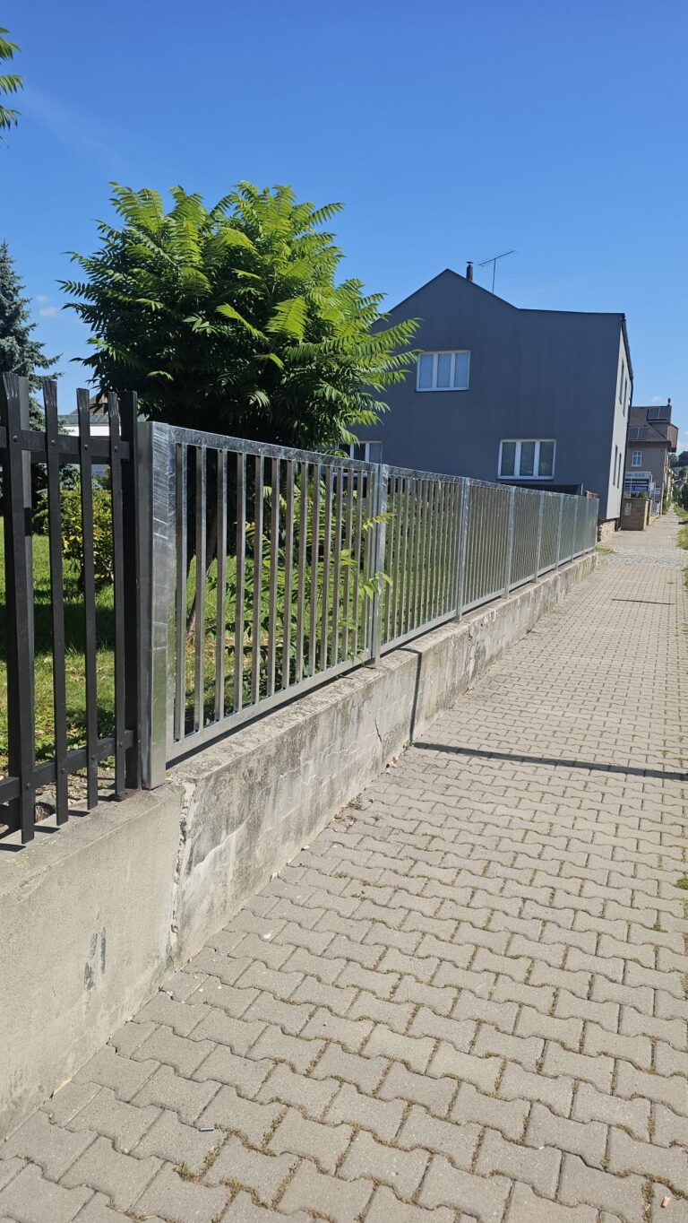 Výroba a montáž pozinkovaného plotu na přání zákazníka – Šumperk